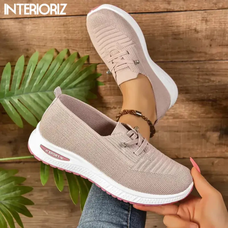 Modelo calçando um tênis feminino casual confortável que combina estilo e bem-estar com calça jeans.