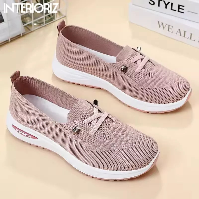 Par de sapato feminino confortável estilo slip on na cor rosê, prontos para uso.