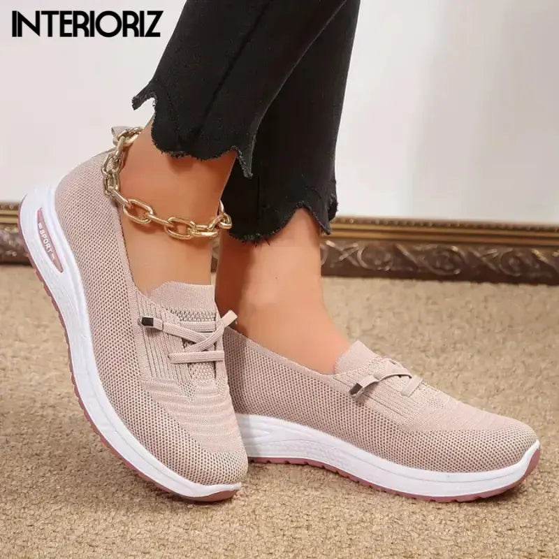 Mulher usando um tênis feminino confortável e casual, modelo slip on, perfeito para relaxar ou para o trabalho.